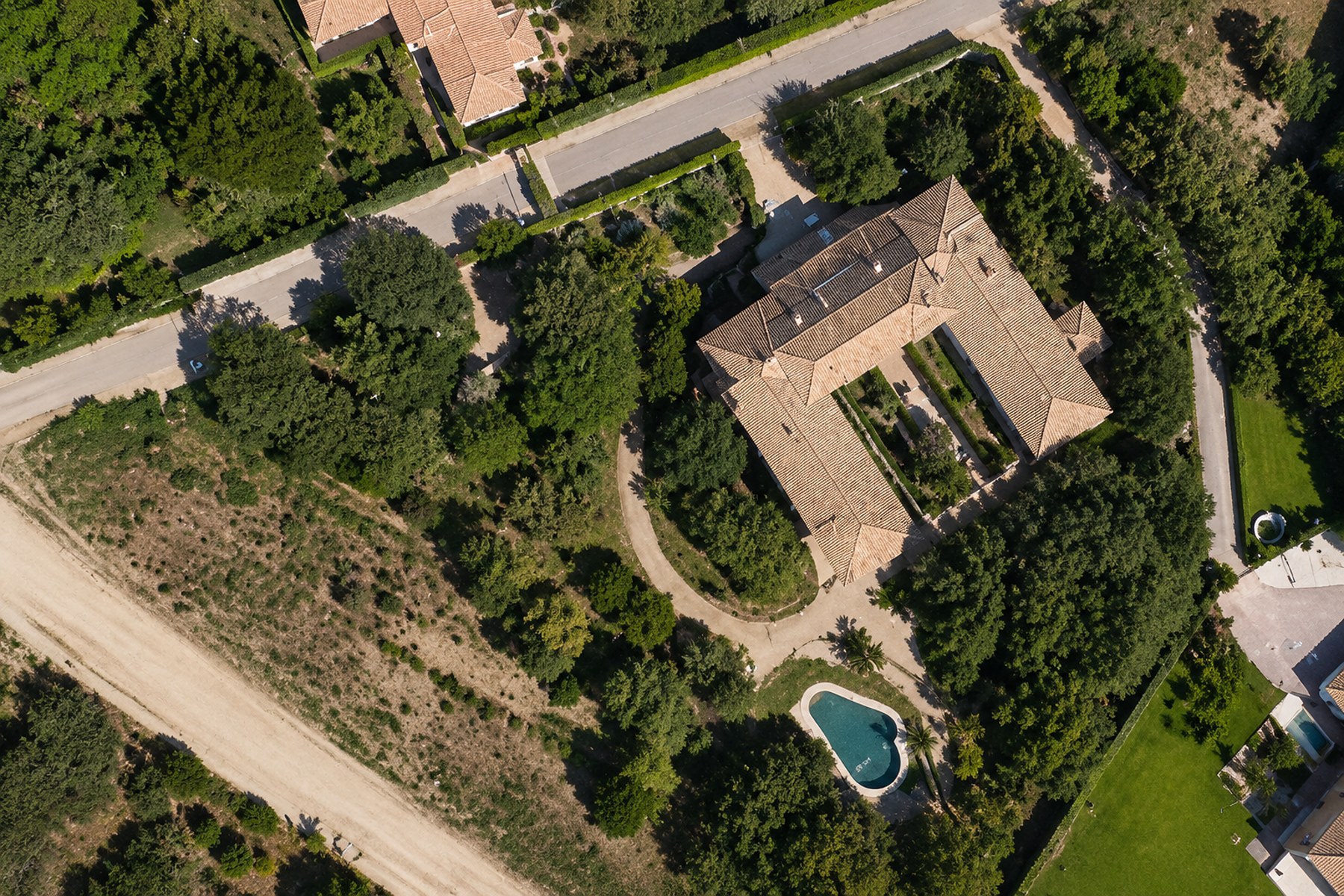 Vista aérea de la casa, sus dos alas y el patio central abierto al cielo